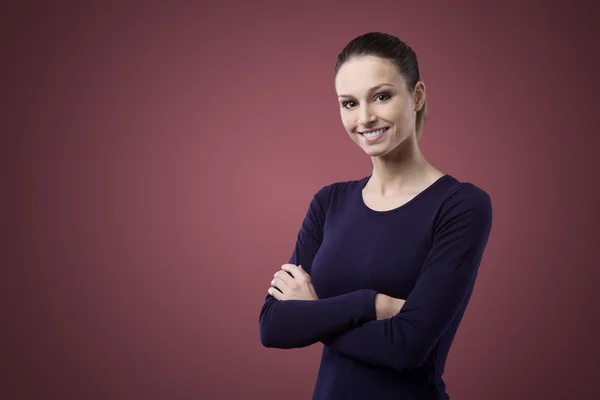 Lachende vrouw in violet t-shirt — Stockfoto