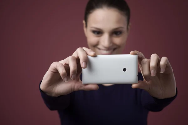 Femeia zâmbitoare face un selfie — Fotografie, imagine de stoc