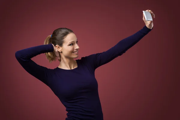 Usmívající se žena selfie — Stock fotografie
