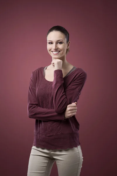 Mulher sorridente com a mão no queixo — Fotografia de Stock