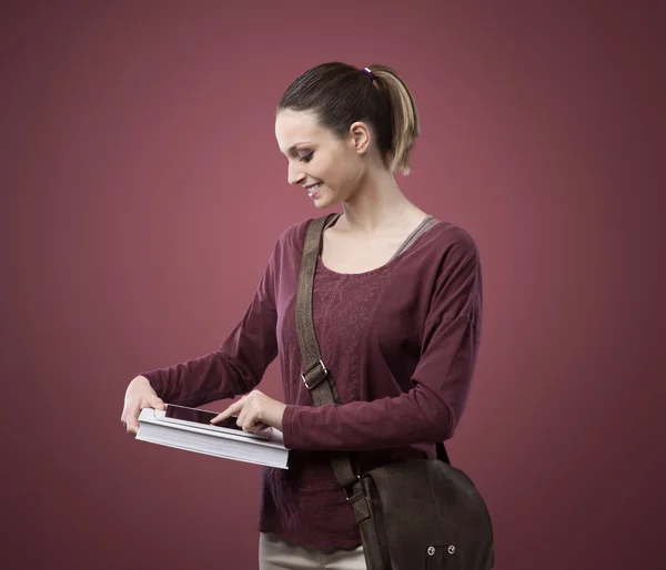 Student pomocí digitálních tablet — Stock fotografie