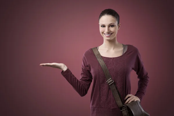 Lächelnde Frau zeigt etwas mit ihrer Hand — Stockfoto