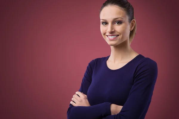 Усміхнена жінка в фіолетовій футболці — стокове фото