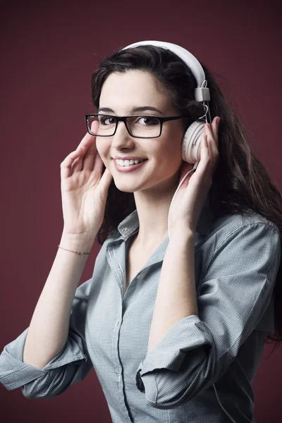 Adolescente carino con cuffie — Foto Stock