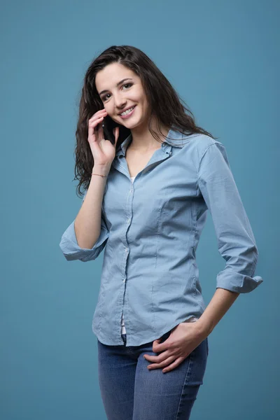 Söt tonåring på telefonen — Stockfoto