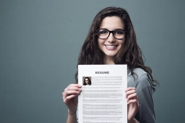 Mujer joven sosteniendo su curriculum vitae —  Fotos de Stock