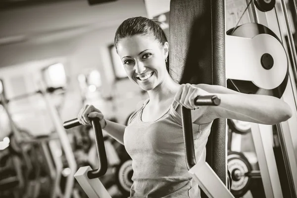 Donna attraente che esercita in palestra — Foto Stock