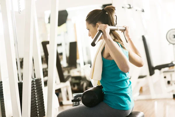 Attraktiv kvinna tränar på gym — Stockfoto