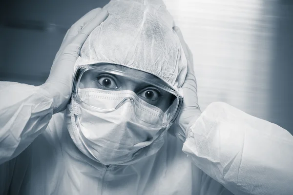 Científico aterrorizado en traje de materiales peligrosos — Foto de Stock