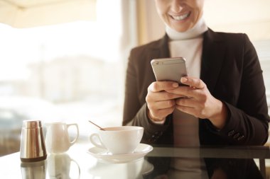 Kadın ona telefon ile barda sohbet