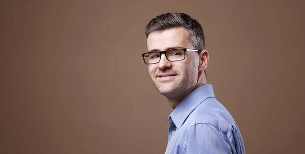 Sonriente hombre de negocios posando — Foto de Stock