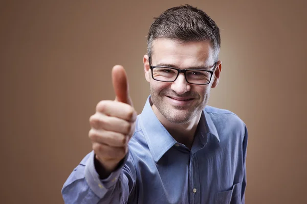 Sonriente hombre de negocios pulgares hacia arriba — Foto de Stock