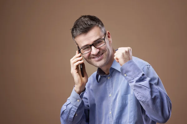 Fröhlicher Geschäftsmann am Telefon — Stockfoto