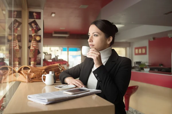 Einsame Frau an der Bar — Stockfoto