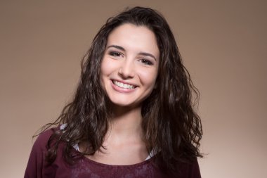 neşeli gülümseyen kız