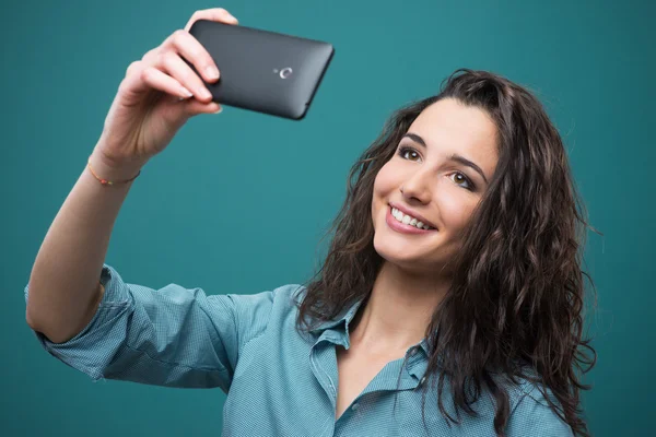 Fröhliches Mädchen macht ein Selfie — Stockfoto