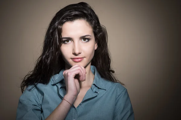 Atractivo retrato de mujer joven — Foto de Stock