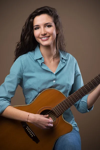 Schönes Mädchen, das Gitarre spielt — Stockfoto