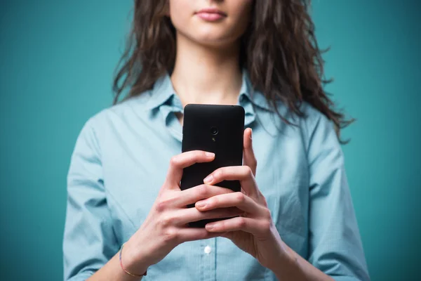 Mensajes de texto para adolescentes en el móvil — Foto de Stock