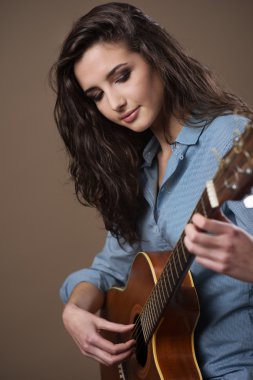 Genç gitarist gerçekleştirme