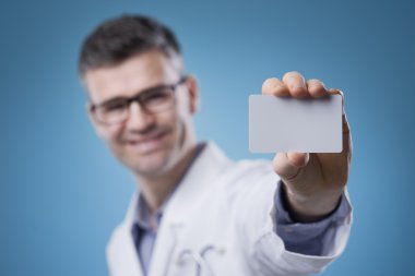 İş kartı ile gülümseyen doktor