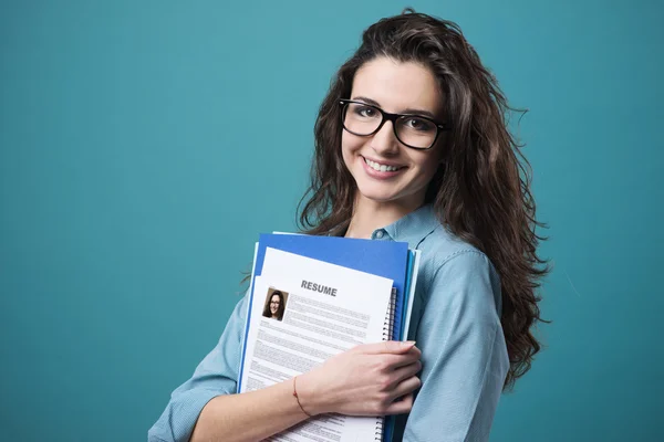 Mujer joven sosteniendo su curriculum vitae —  Fotos de Stock