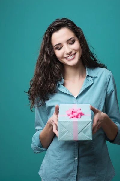 Mädchen schenkt ein schönes Geschenk — Stockfoto