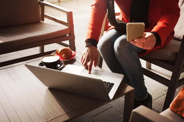 Mujer con portátil en la cafetería — Foto de Stock