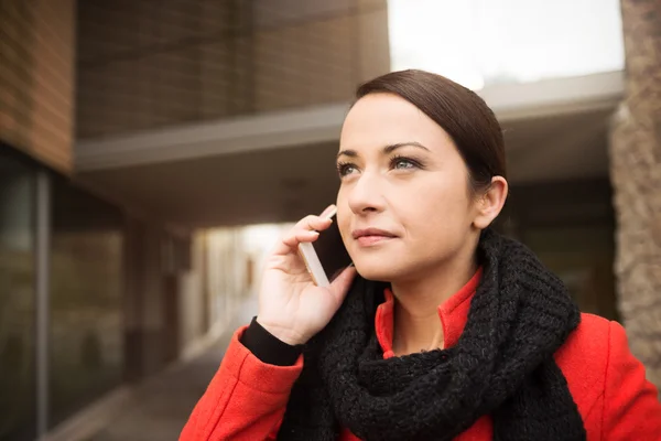 Leende kvinna med ett telefonsamtal — Stockfoto