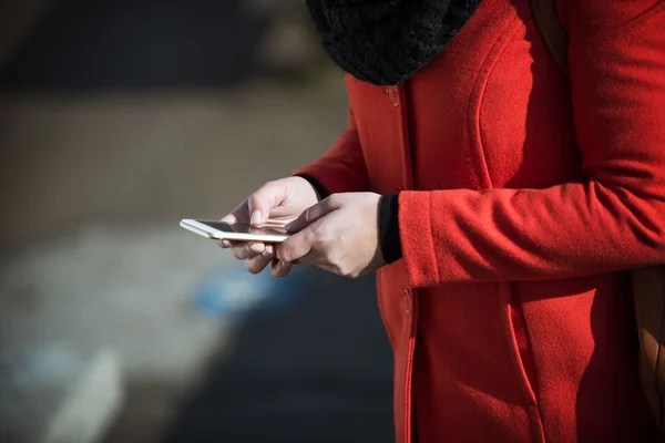 Kvinna i den gatan textilen med hennes mobil — Stockfoto