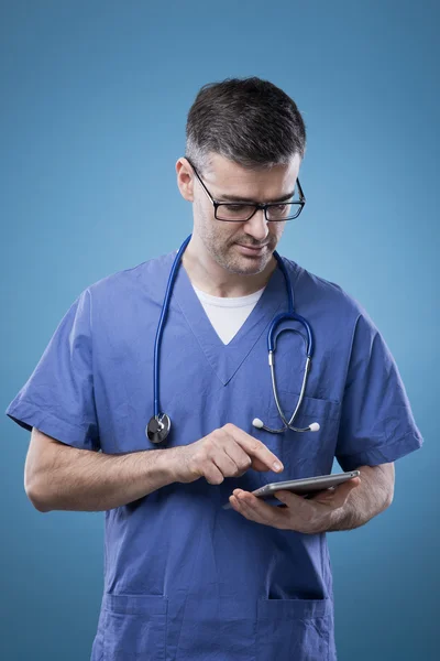 Medico utilizzando un tablet touch screen — Foto Stock