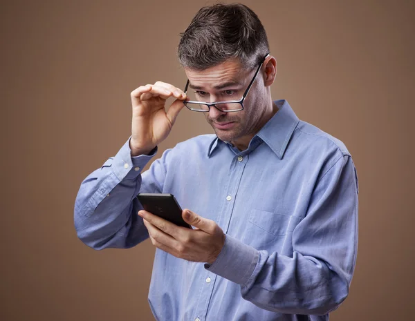 Homem ajustando seus óculos — Fotografia de Stock