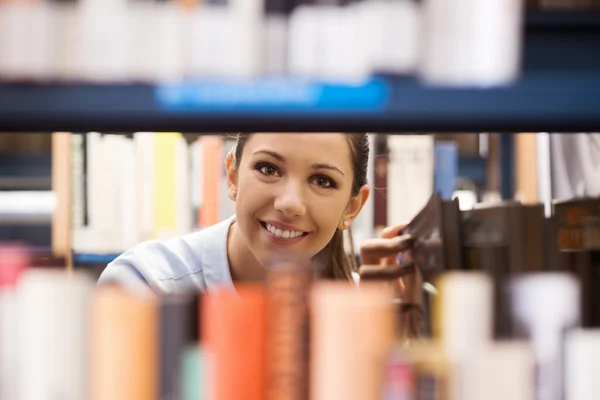 Giovane studente in cerca di libri — Foto Stock