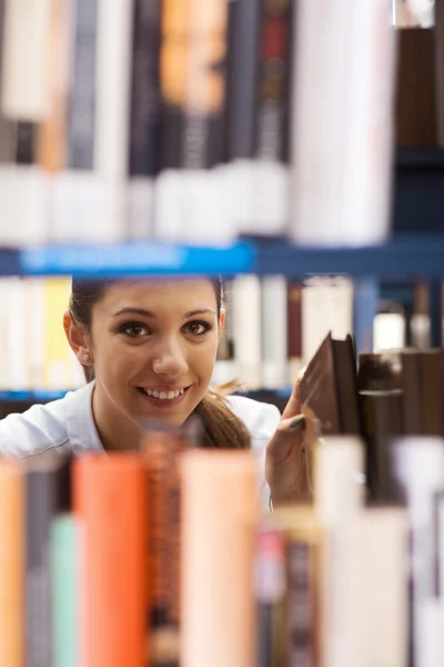 Giovane studente in cerca di libri — Foto Stock