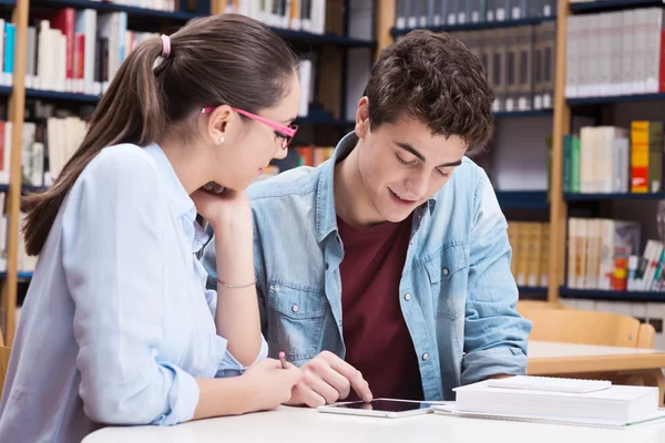 Colegas de escola estudando juntos — Fotografia de Stock