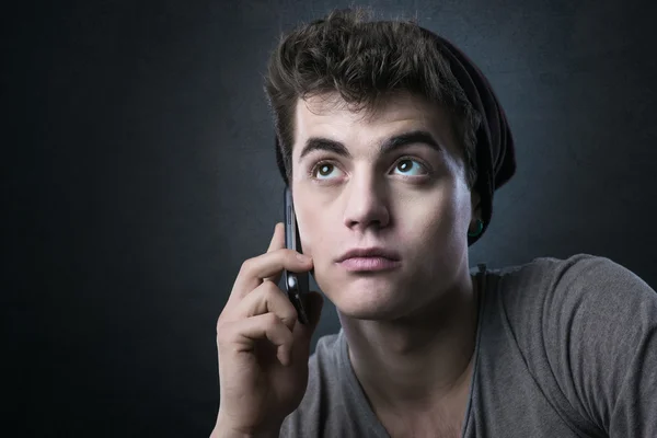 Ung vacker man med ett telefonsamtal — Stockfoto