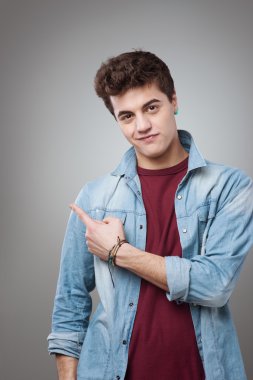 Mutlu genç işaret yaptı