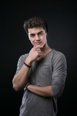 Poz smirking genç adam