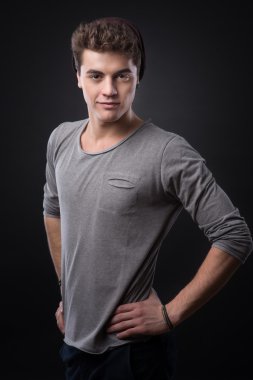 Kendine güvenen poz dostum