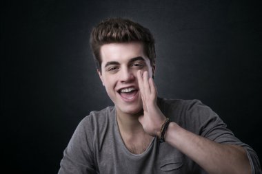 Çekici bir genç adam yüksek sesle bağırarak