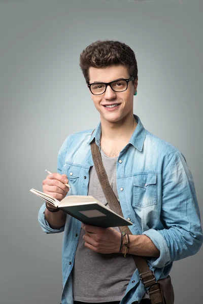 Studenten die een boek lezen — Stockfoto