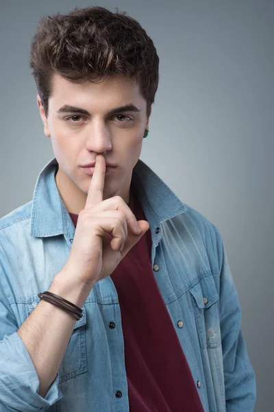 Adolescente chico haciendo gesto de silencio —  Fotos de Stock