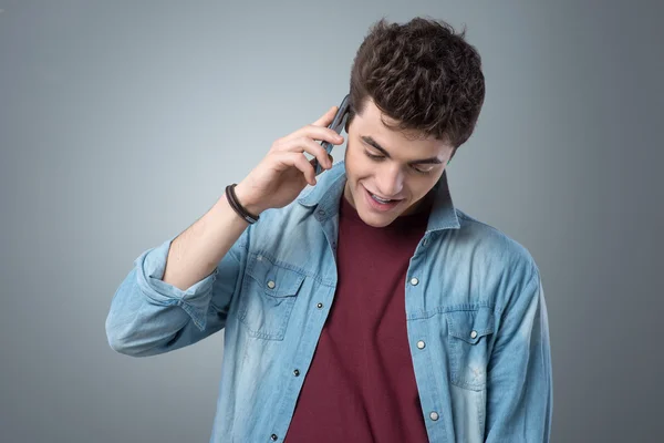 Adolescent souriant ayant un appel téléphonique — Photo