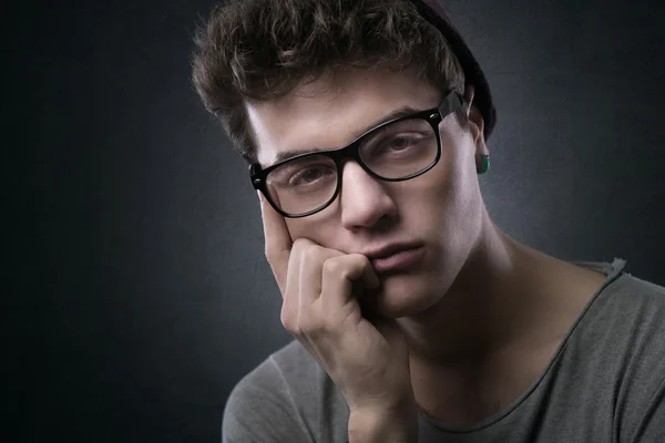 Stilvoller Mann mit Brille — Stockfoto