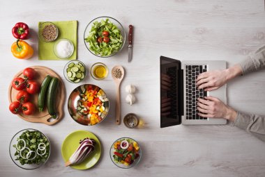 Online yemek tarifleri için arayan