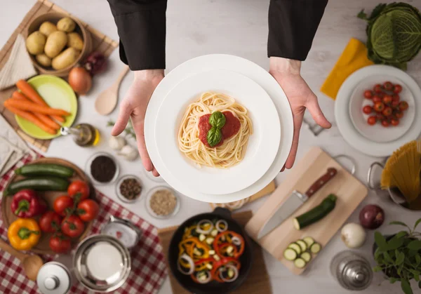 Chef-kok op het werk koken pasta — Stockfoto