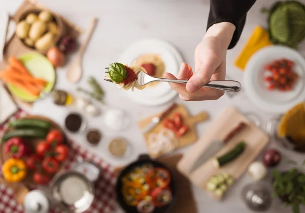 Kock på jobbet matlagning pasta — Stockfoto