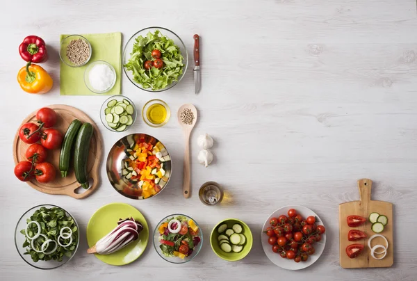 Alimentação saudável e preparação de alimentos em casa — Fotografia de Stock