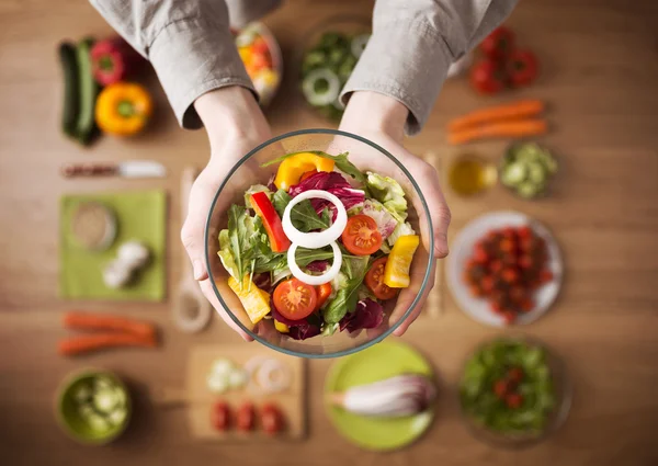 Gesunder, frischer hausgemachter Salat — Stockfoto