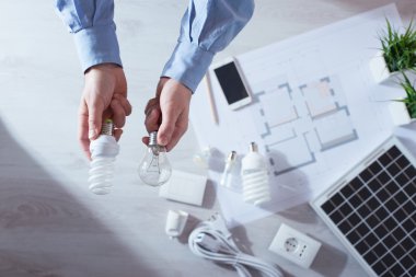 Adam bir akkor ampul ve Cfl lamba karşılaştırma